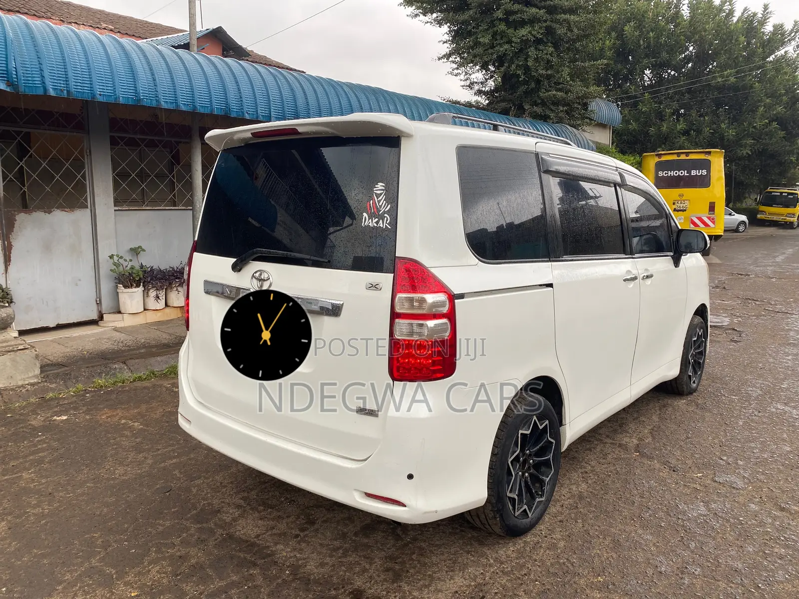 Toyota Noah 2.0 143hp AWD (8 Seater) 2013 White