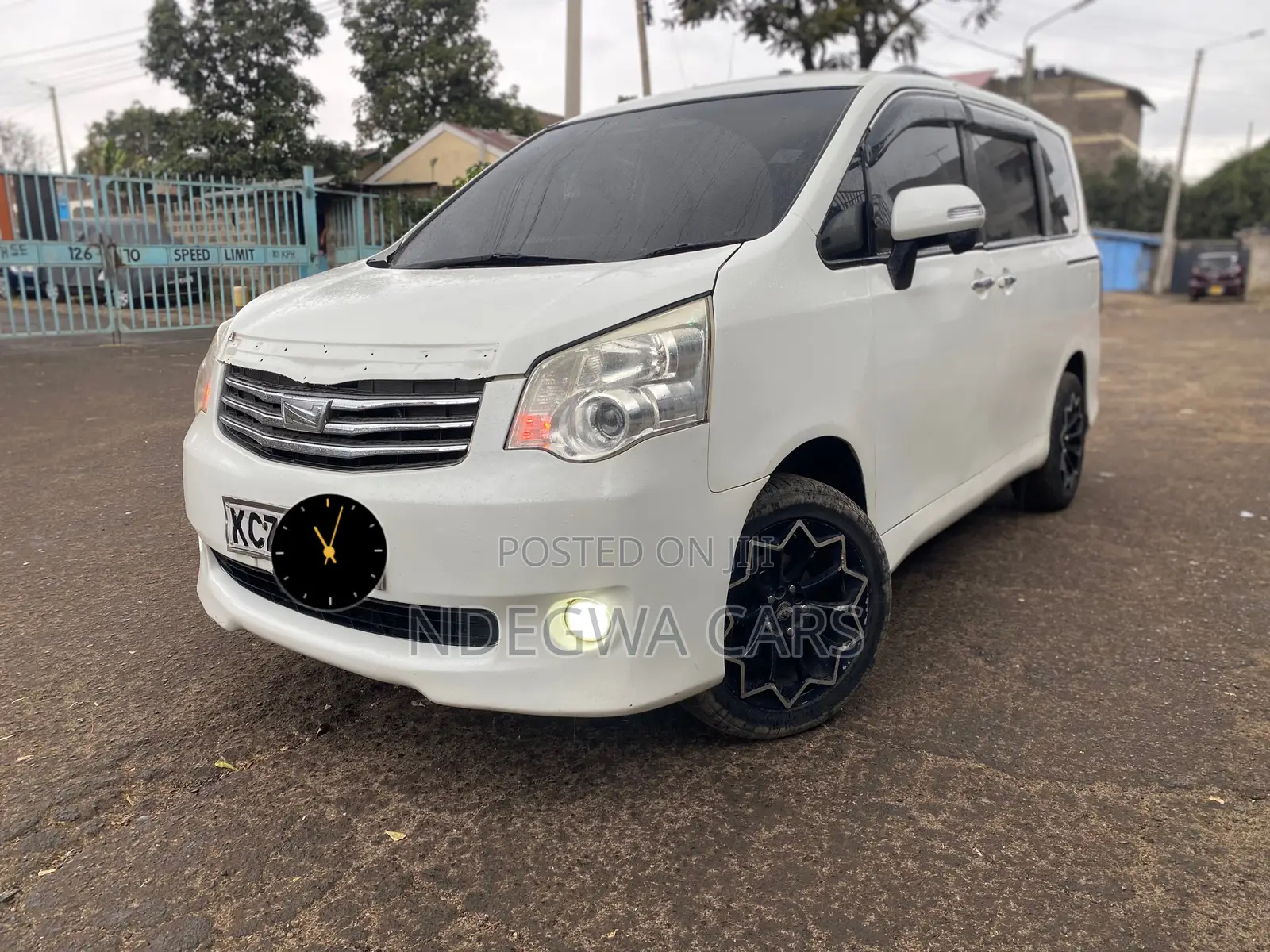 Toyota Noah 2.0 143hp AWD (8 Seater) 2013 White