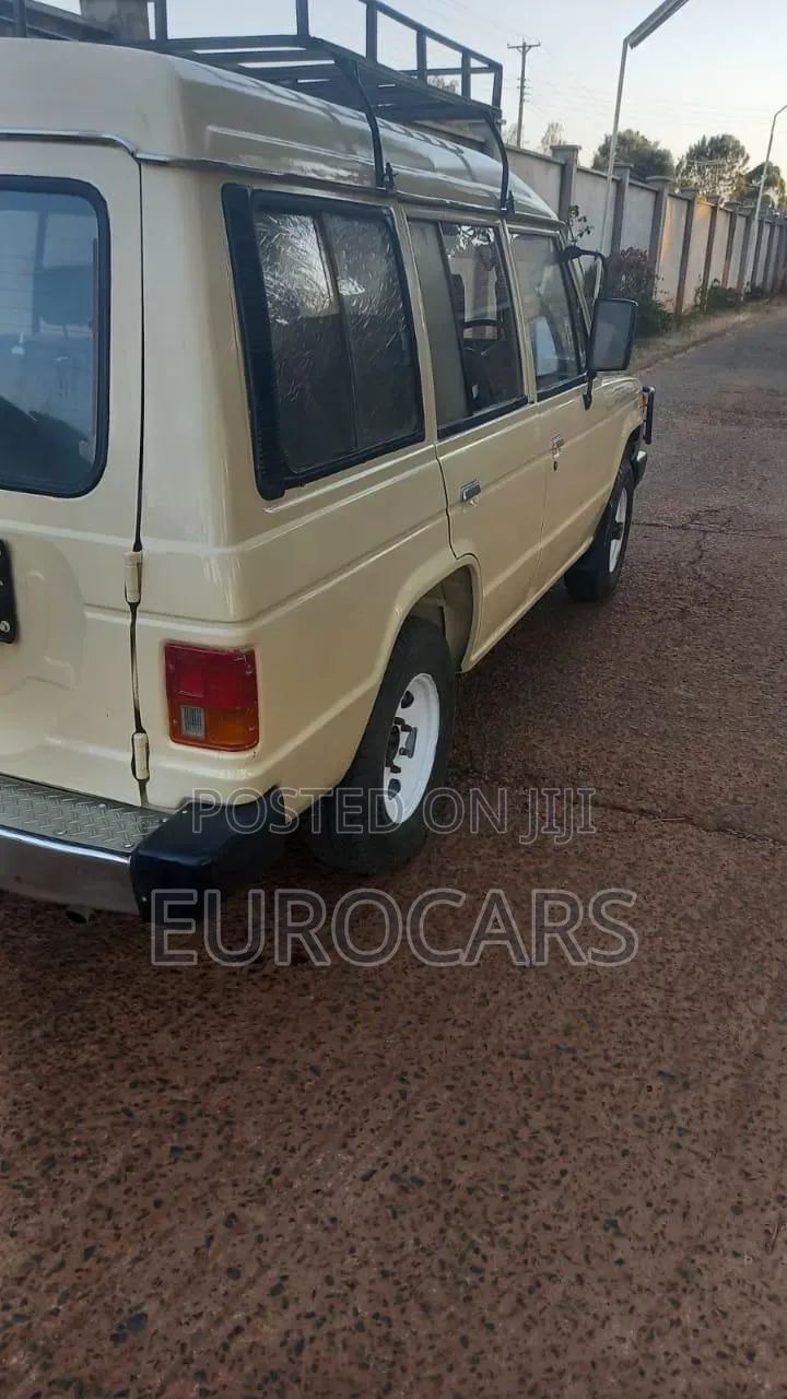 Mitsubishi Pajero 1993 Ivory