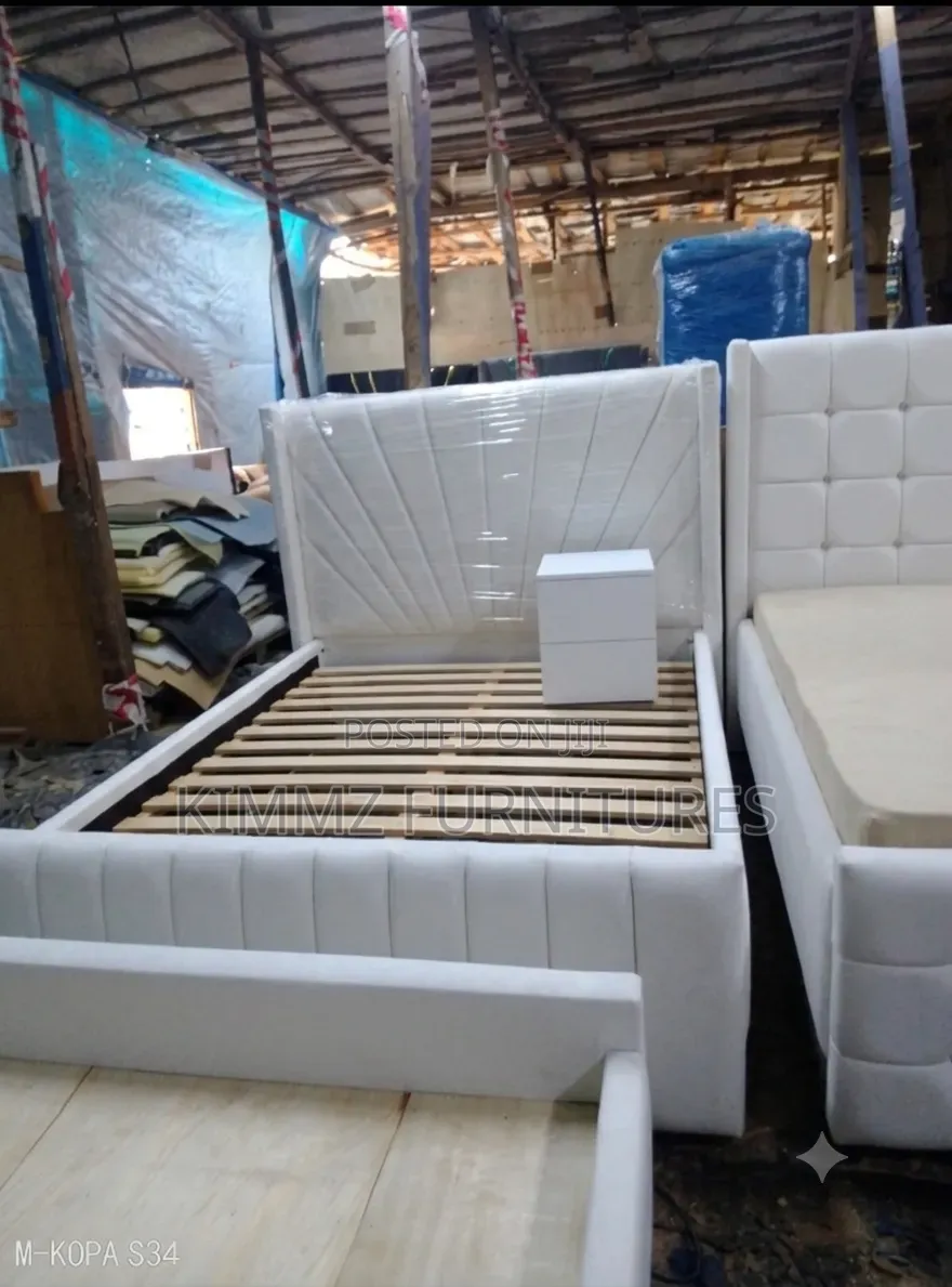 5x6 White Buttoned Chesterfield Bed