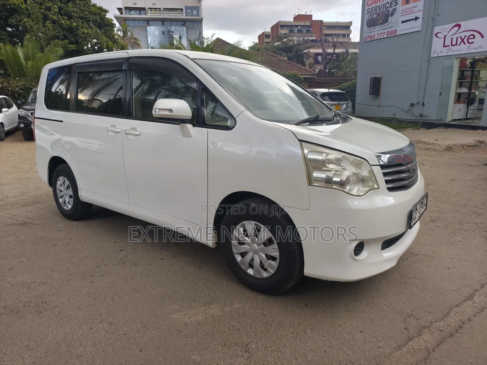 Toyota Noah 2010 White
