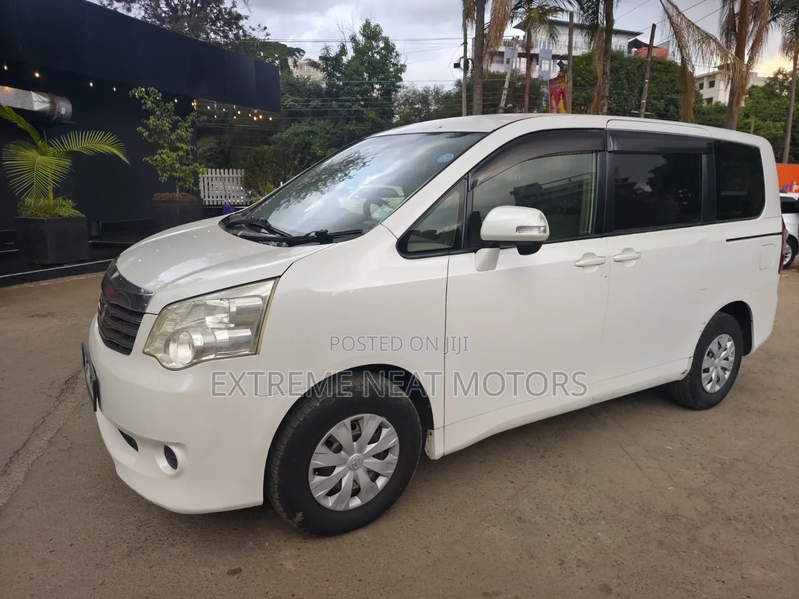 Toyota Noah 2010 White