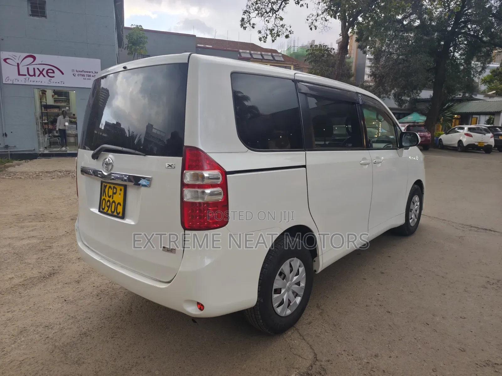 Toyota Noah 2010 White