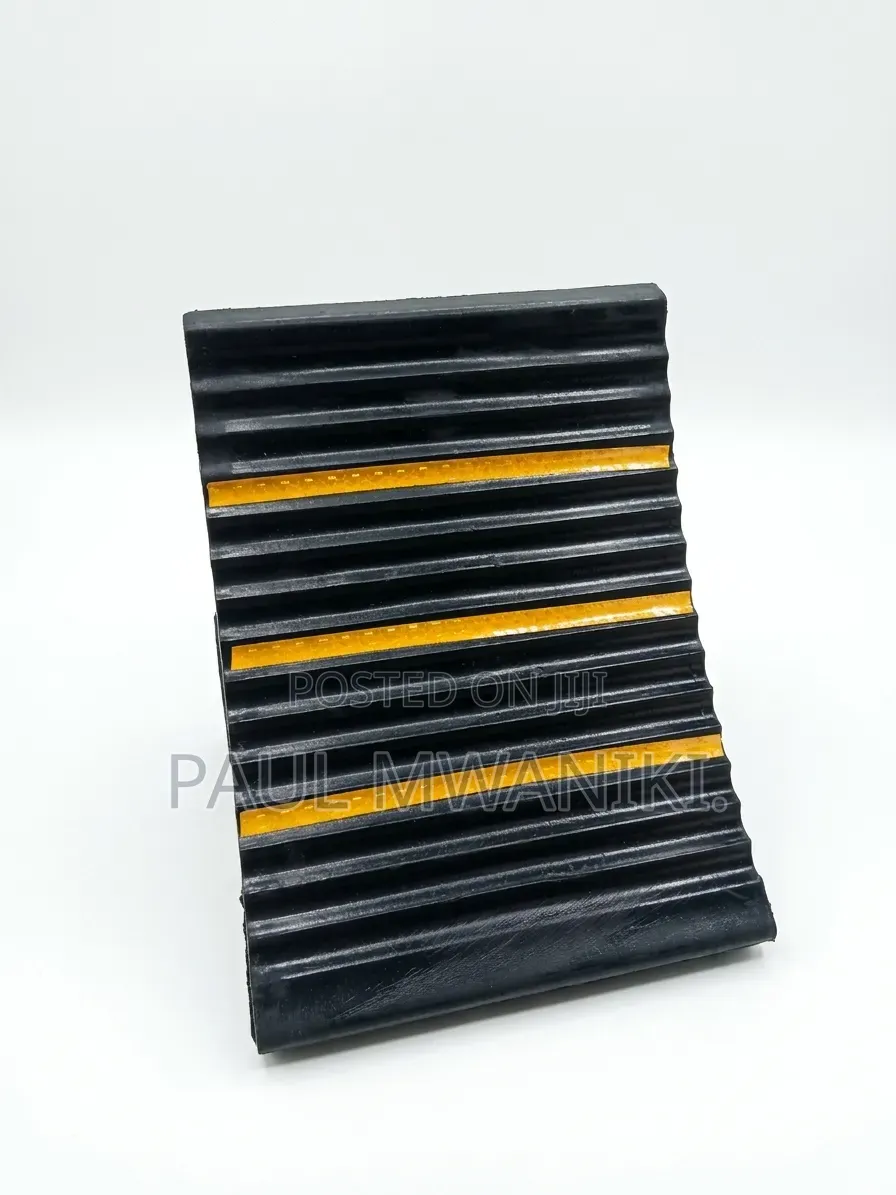 Heavy Duty Rubber Wheel Chock / Wheel Stopper For Trucks Trailers