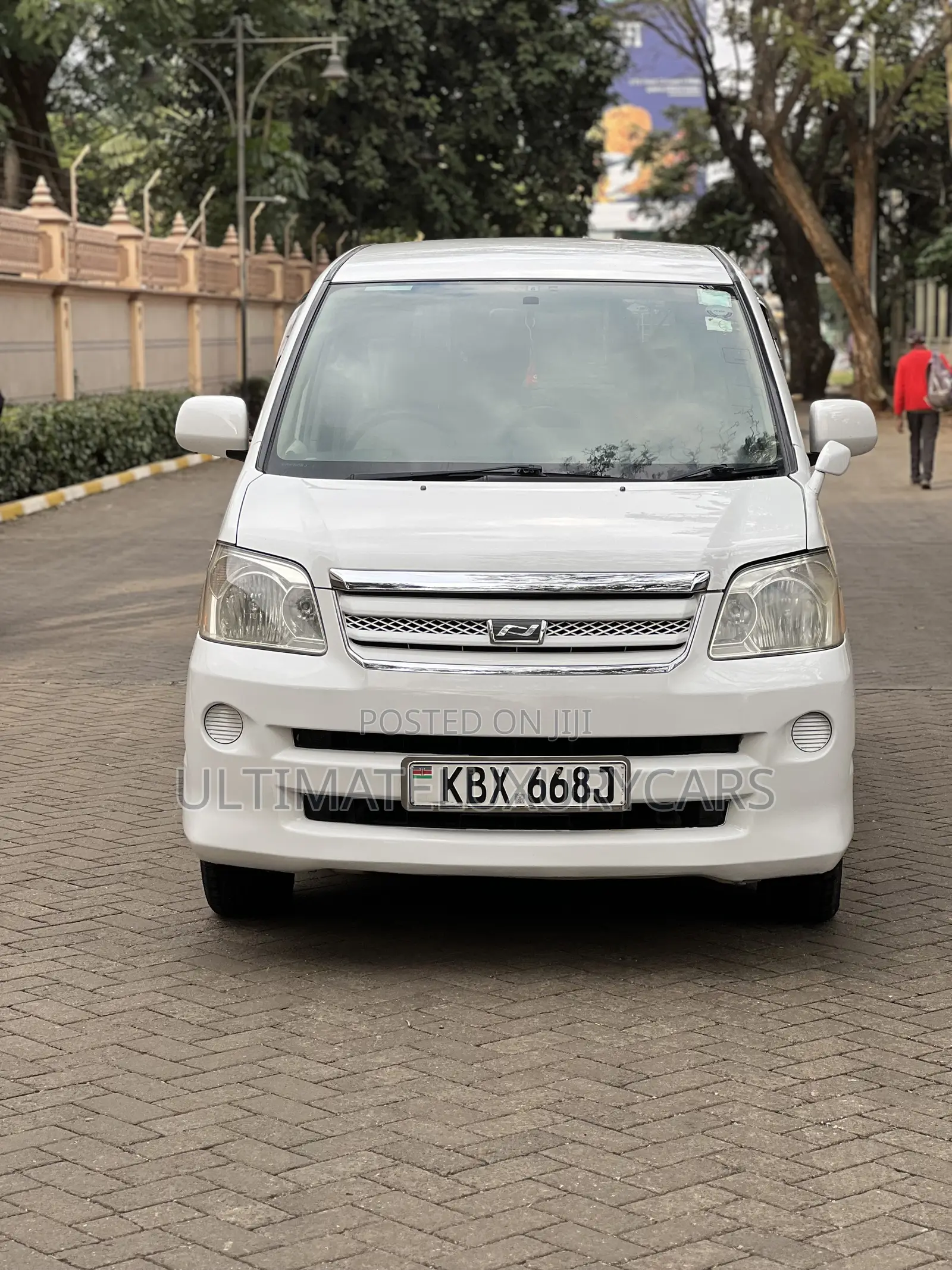 Toyota Noah 2.0 143hp FWD (8 Seater) 2007 White