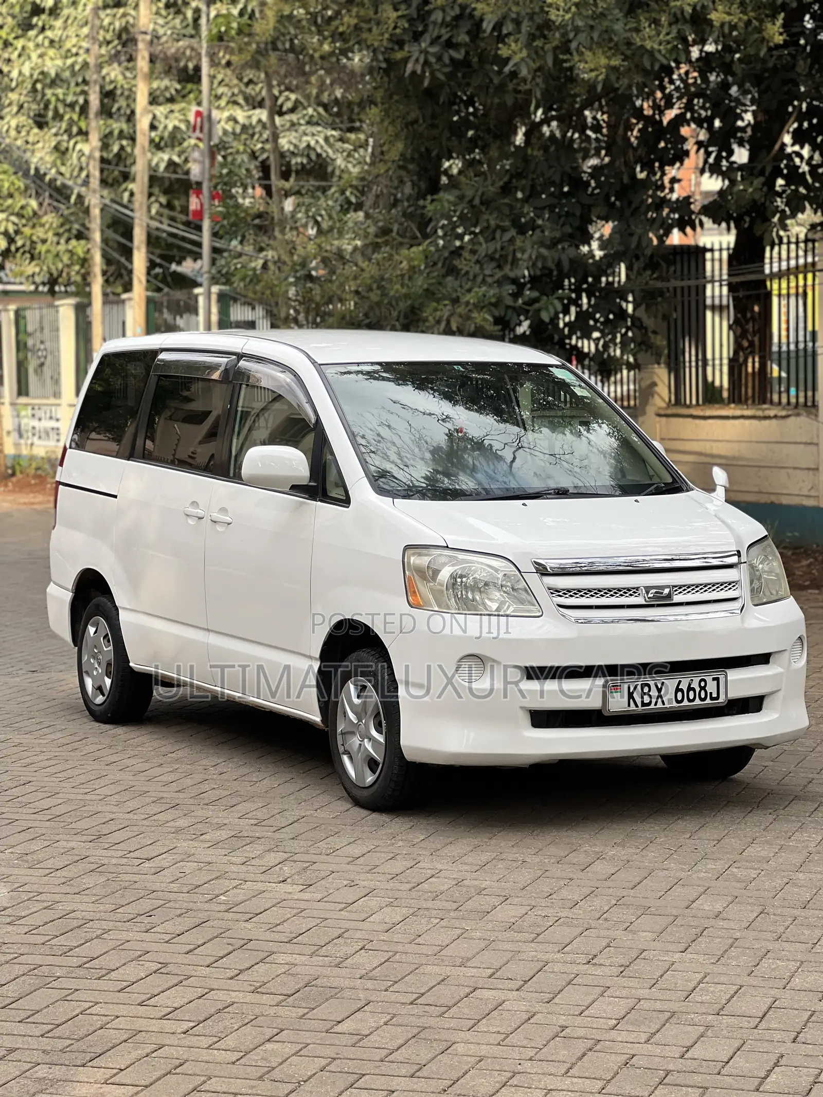Toyota Noah 2.0 143hp FWD (8 Seater) 2007 White