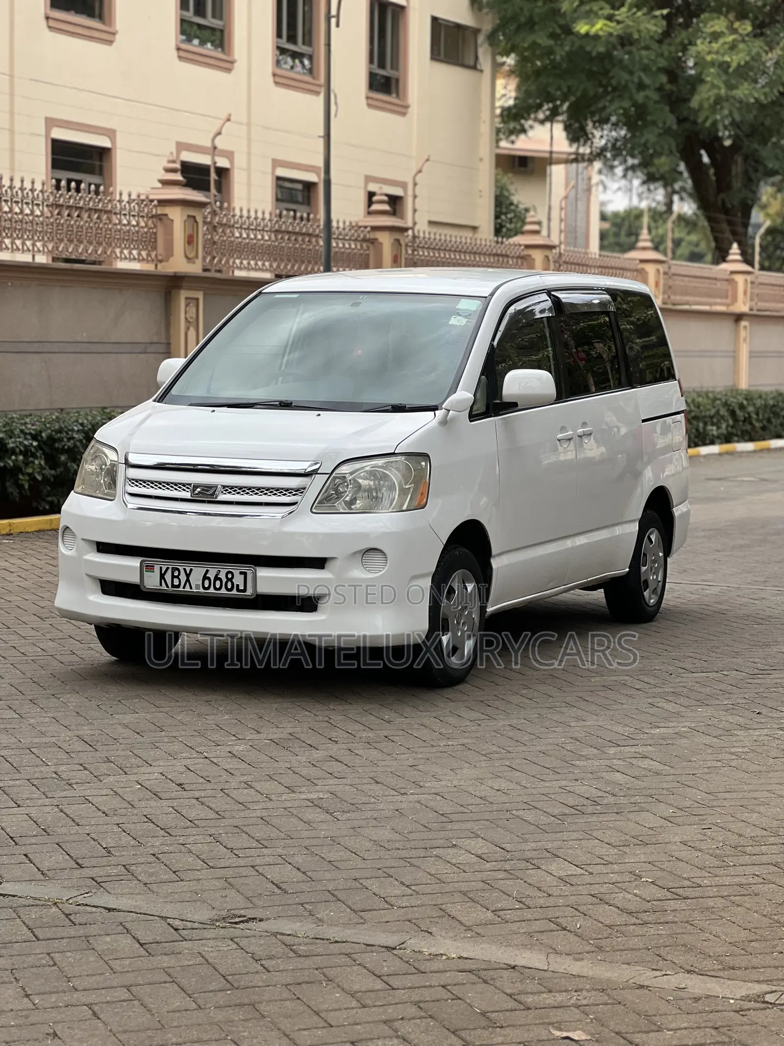 Toyota Noah 2.0 143hp FWD (8 Seater) 2007 White