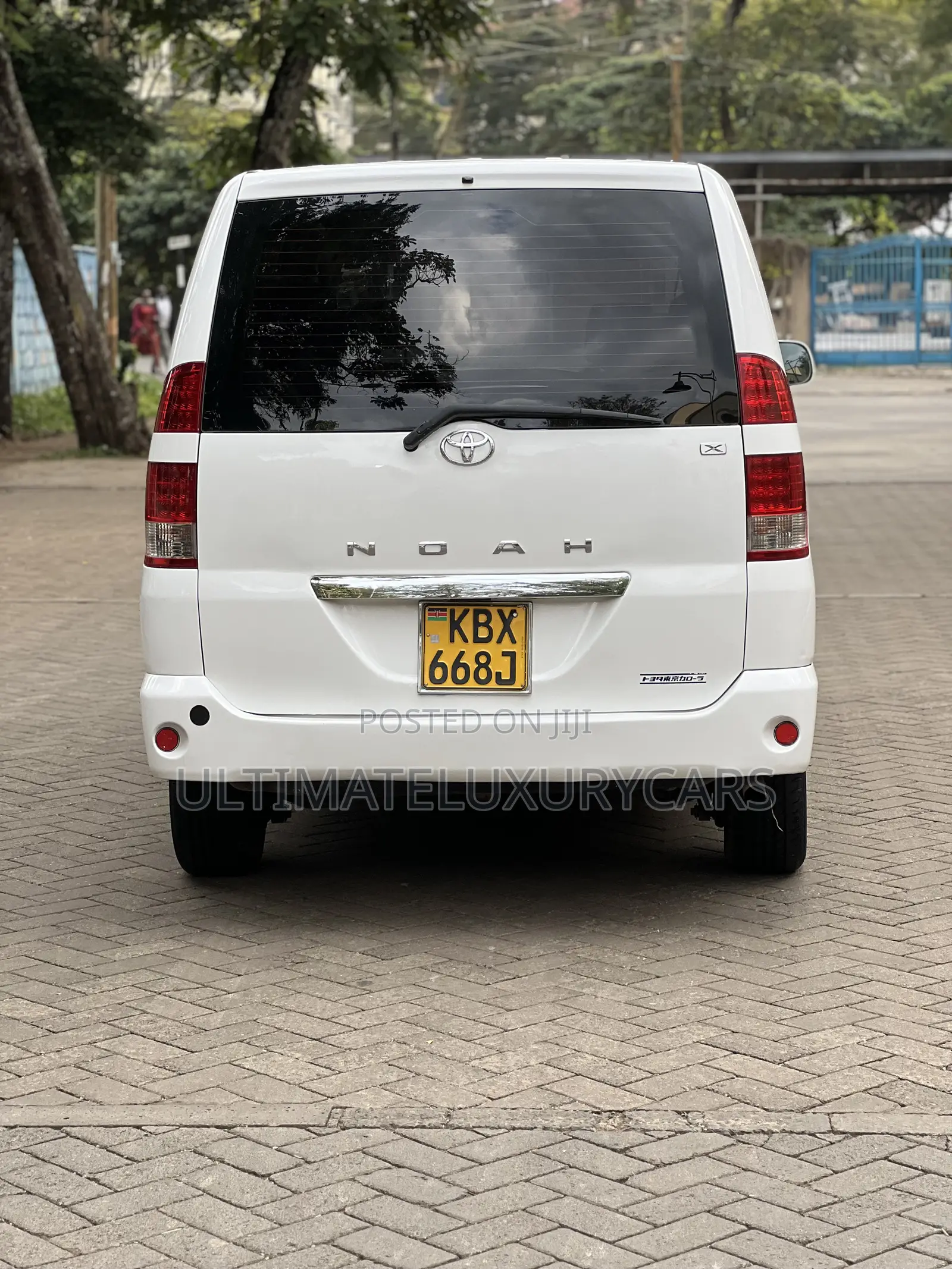 Toyota Noah 2.0 143hp FWD (8 Seater) 2007 White