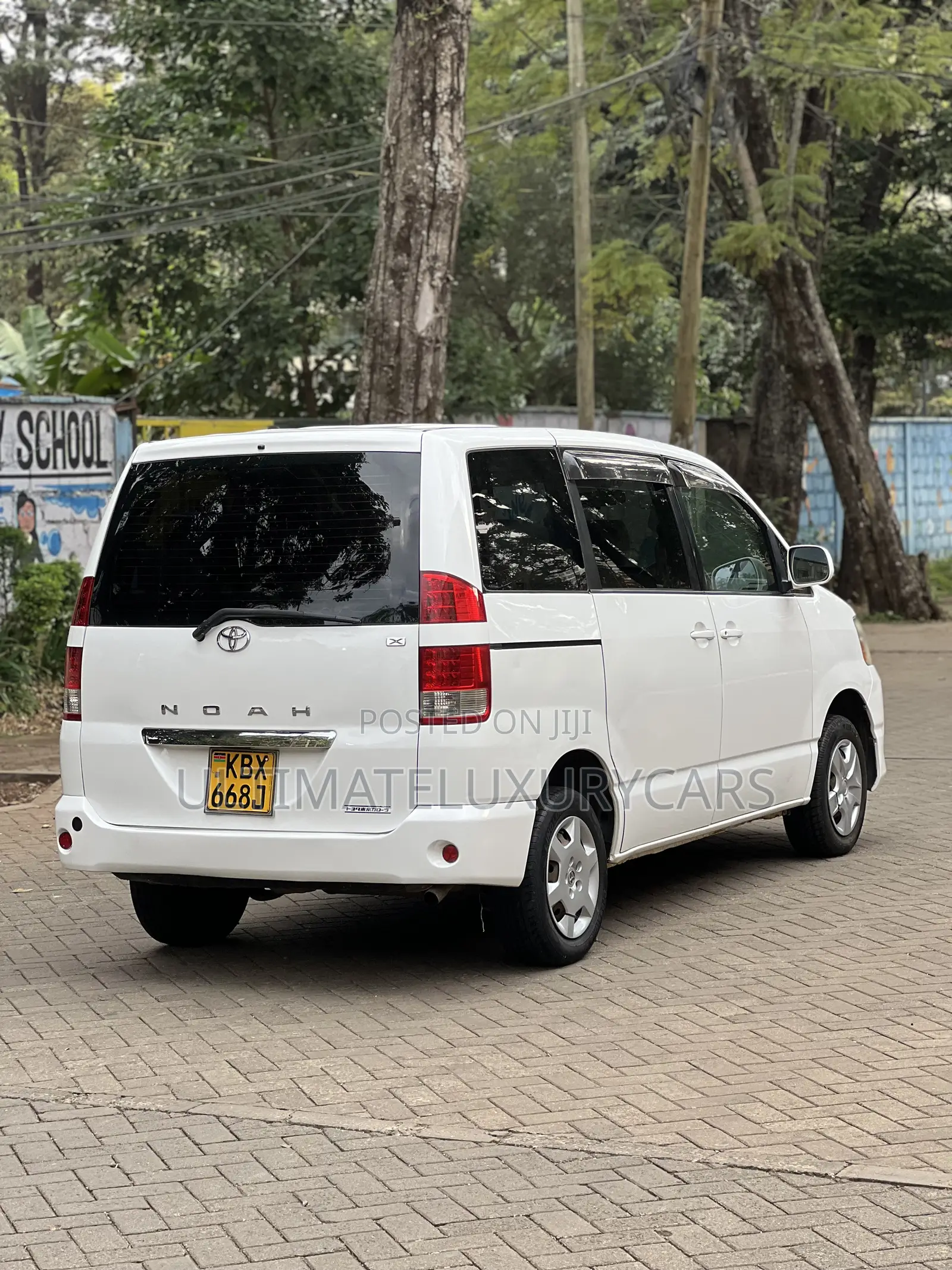 Toyota Noah 2.0 143hp FWD (8 Seater) 2007 White