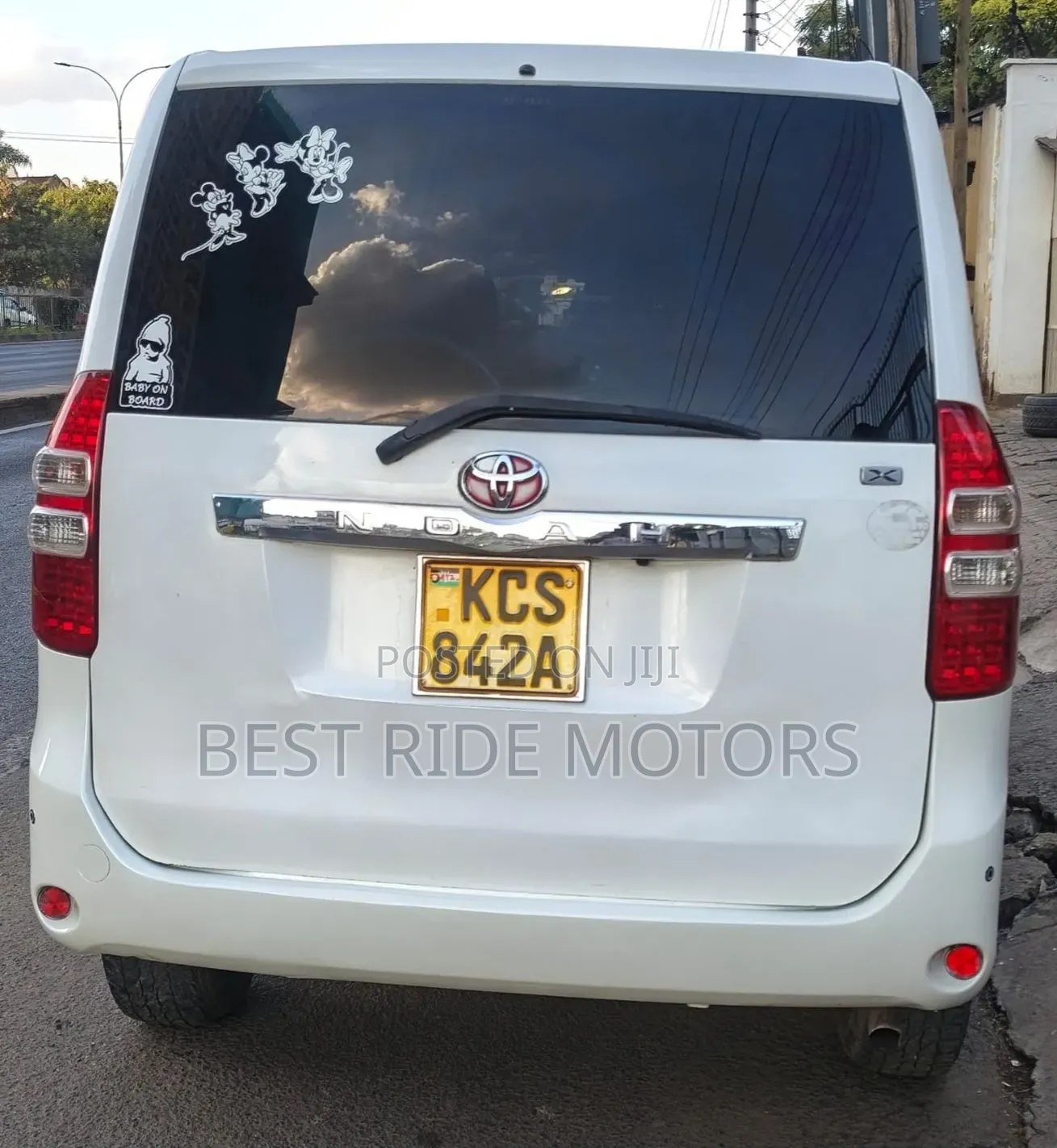 Toyota Noah 2.0 158hp FWD (8 Seater) 2011 White