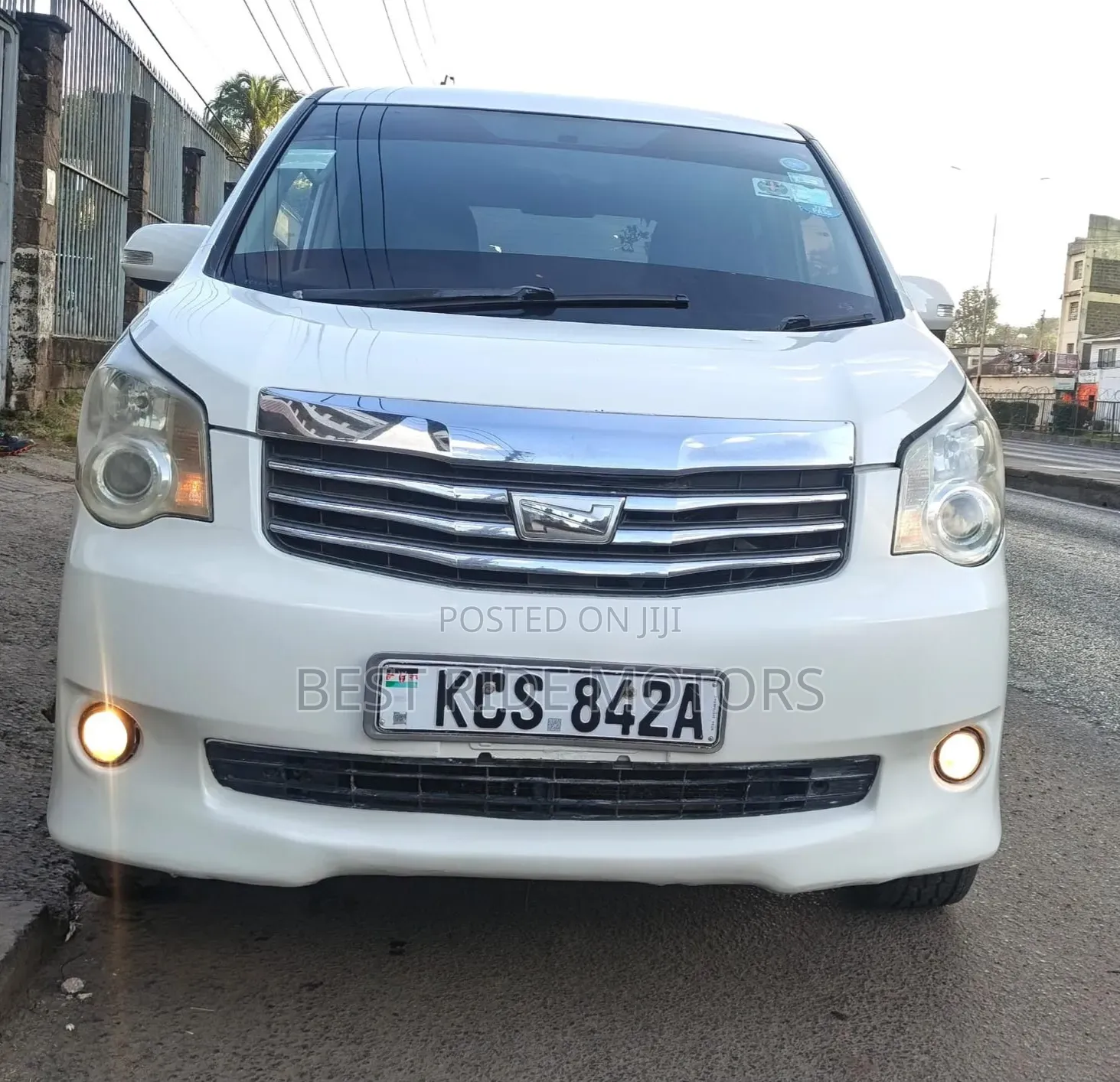 Toyota Noah 2.0 158hp FWD (8 Seater) 2011 White