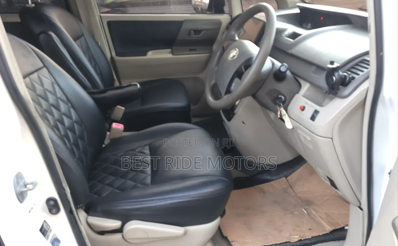 Toyota Noah 2.0 158hp FWD (8 Seater) 2011 White