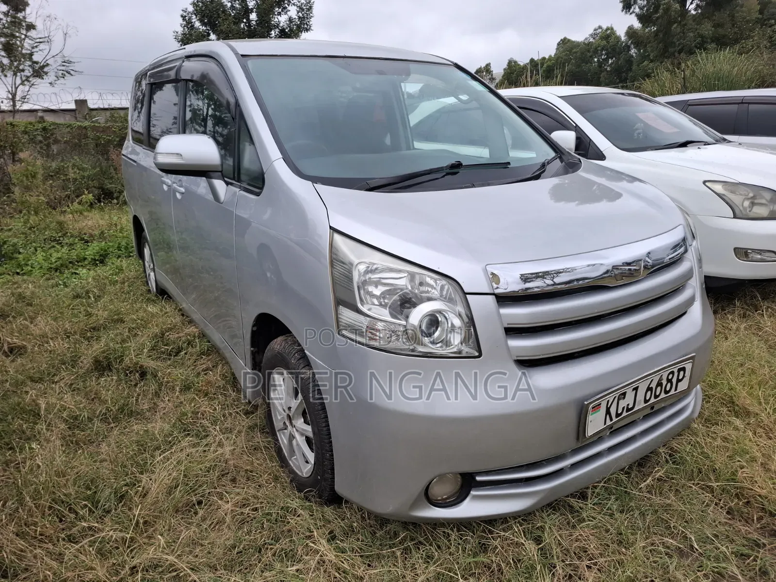 Toyota Noah 2009 Silver