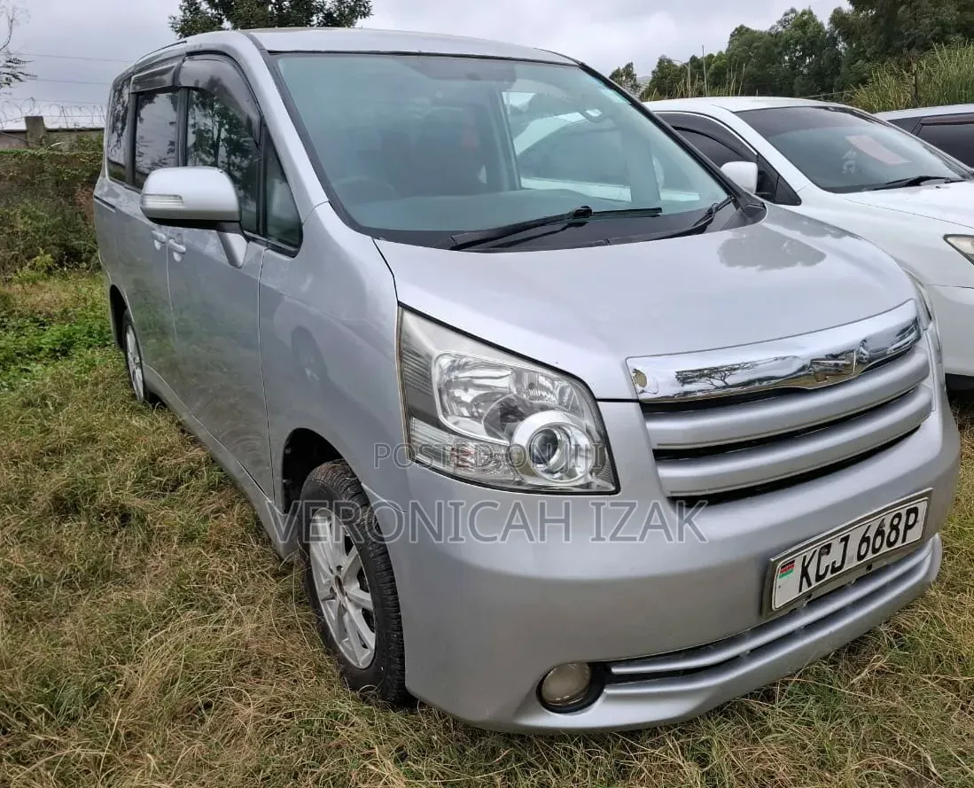 Toyota Noah 2009 Silver