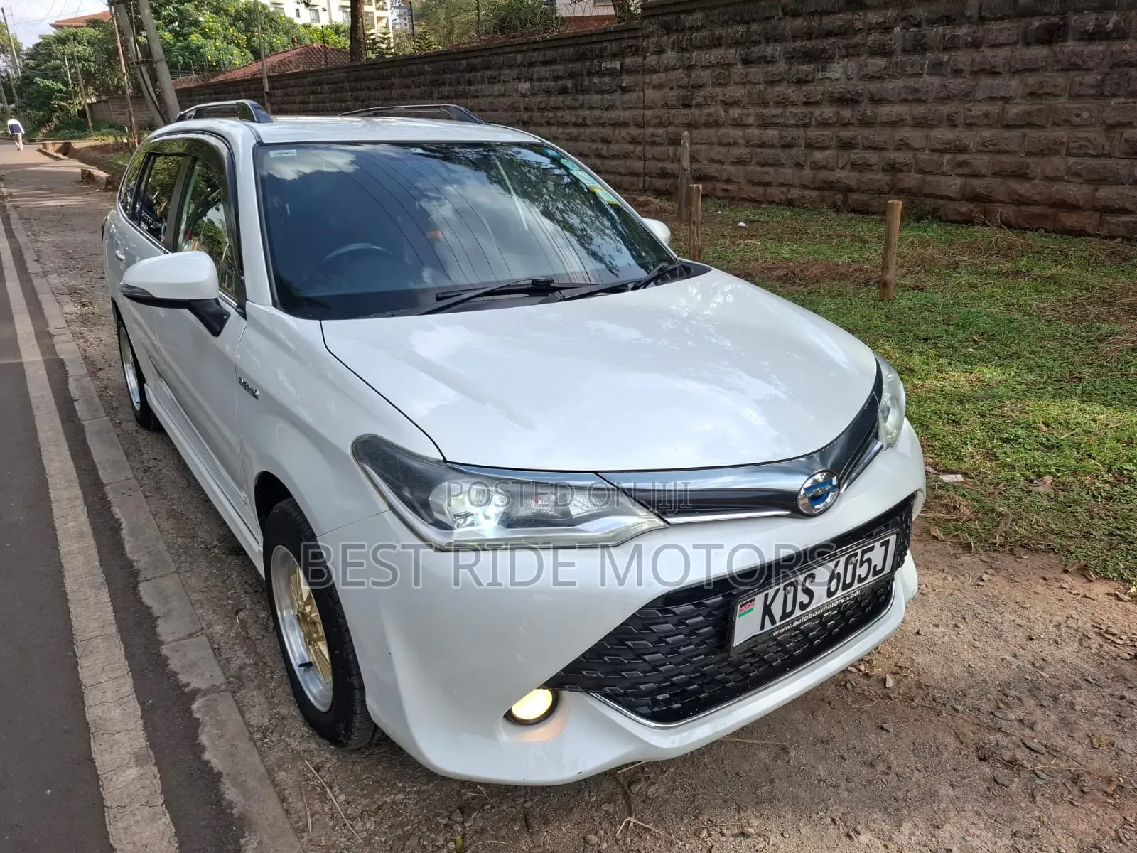 Toyota Corolla Fielder 1.5 Hybrid FWD 2016 White