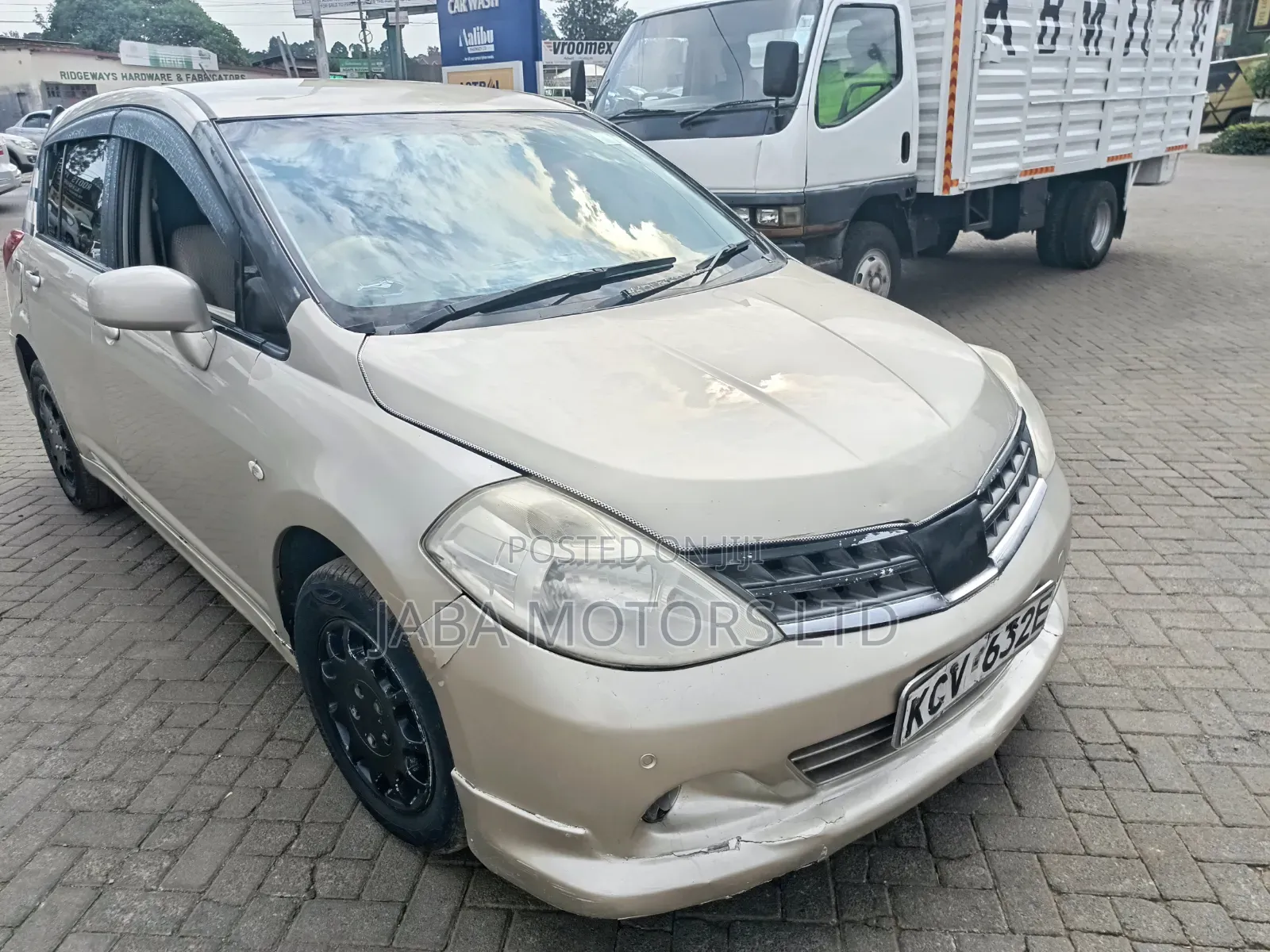 Nissan Tiida 2011 Gold