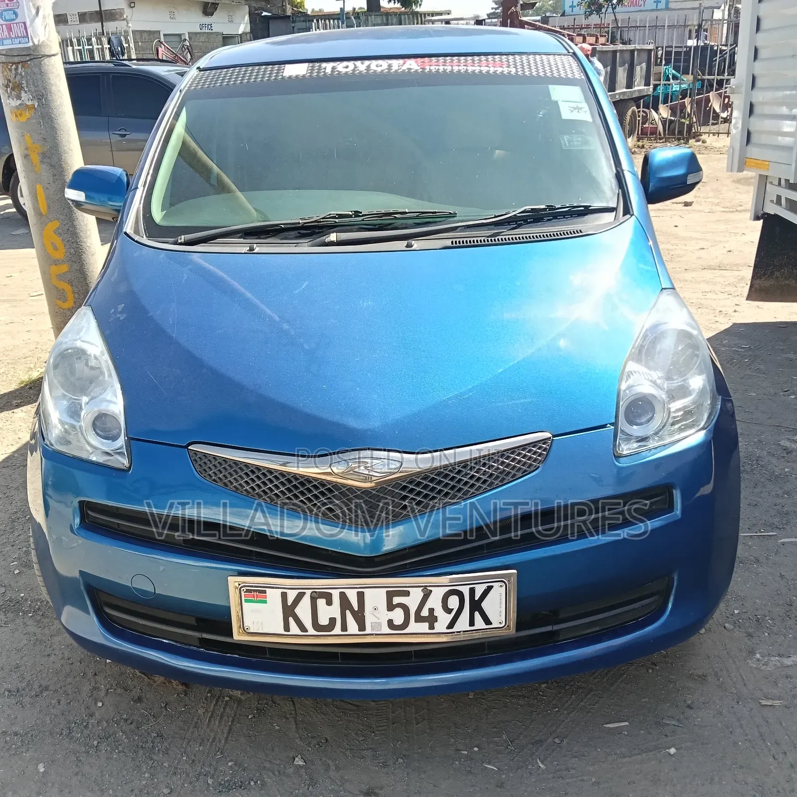 Toyota Sienta 2011 Blue