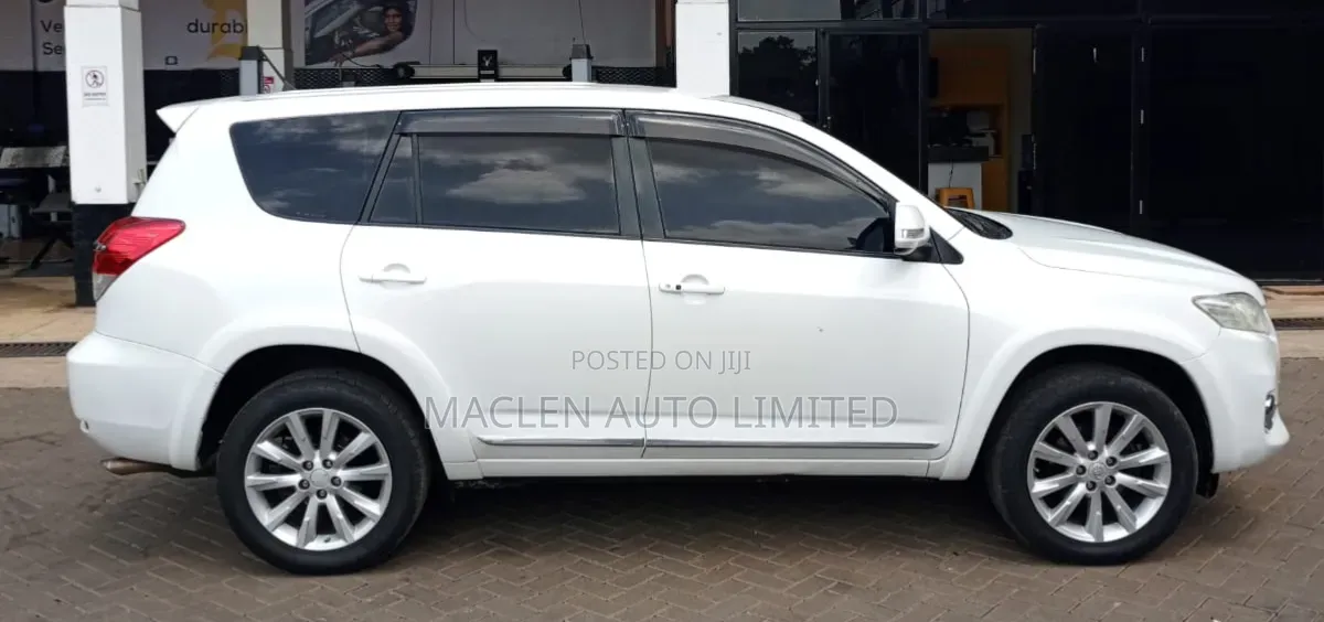 Toyota Vanguard 2010 White