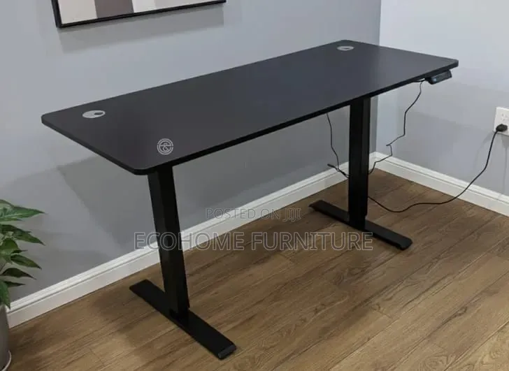 Adjustable Study Desk 1.4m by 0.6m. Height Adjust From 70cm to 11cm