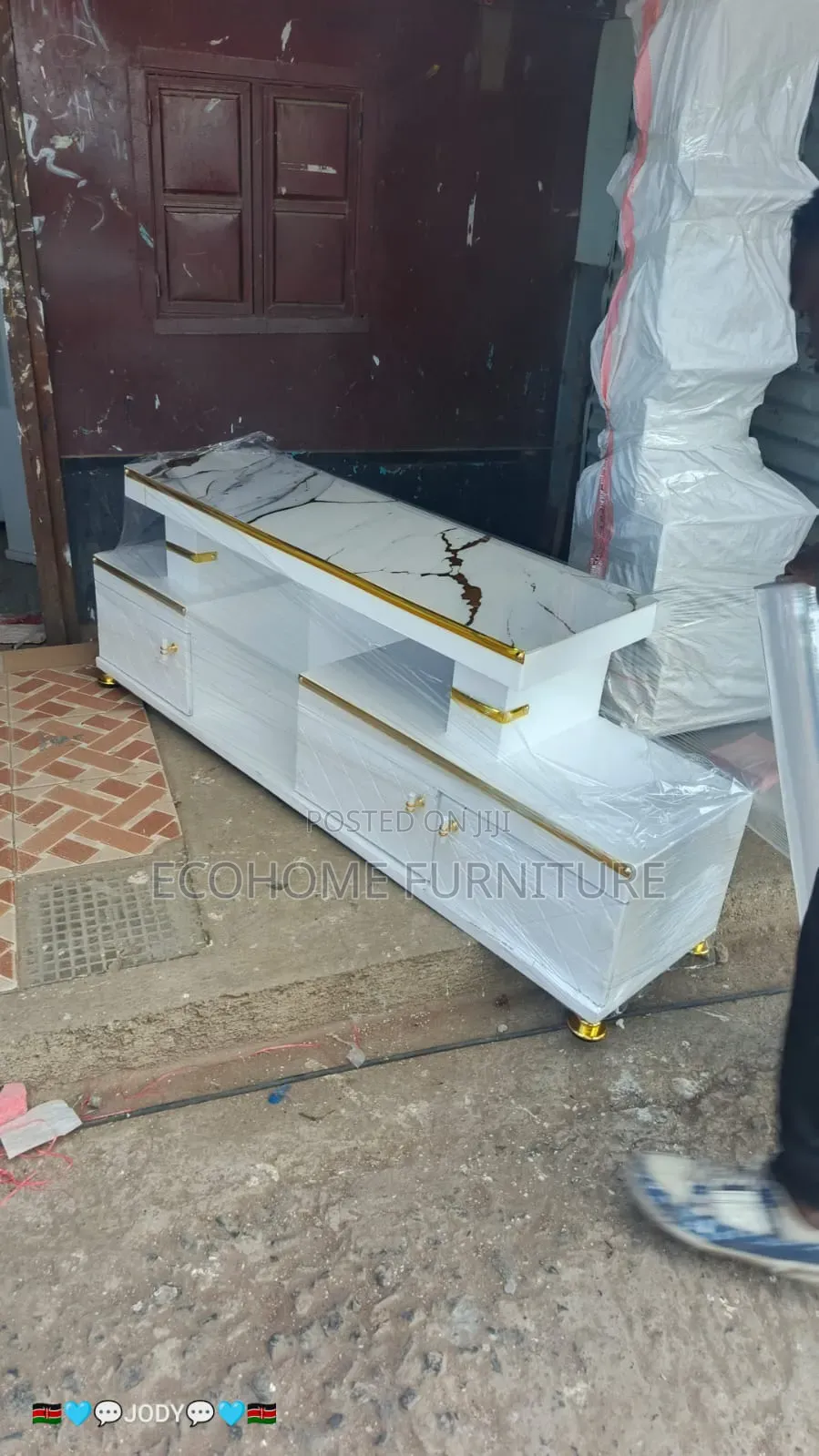Tv Stand With Marble Effects on Top