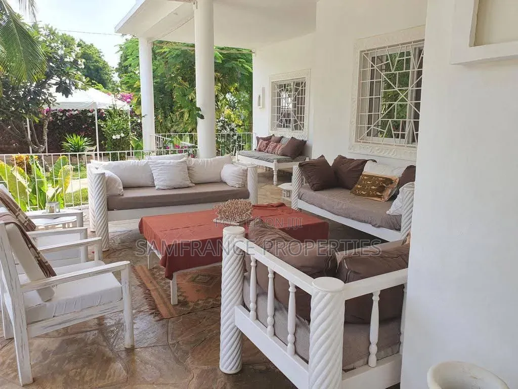4bdrm Mansion in Casuarina, Town Centre for sale