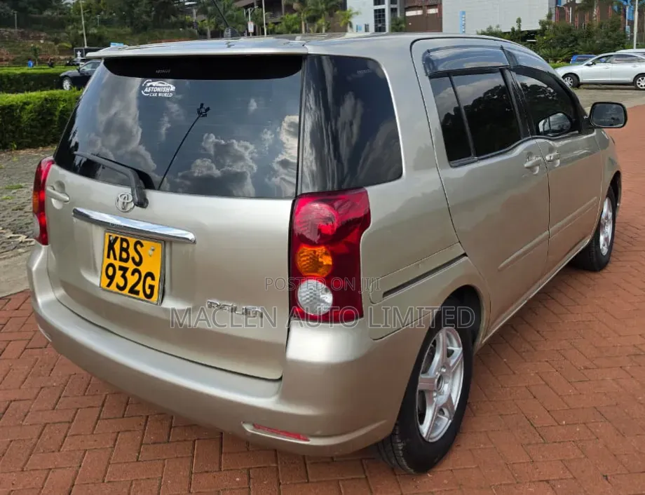 Toyota Raum 2005 Gold