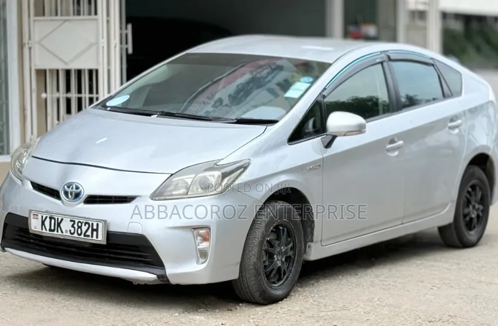 Toyota Prius 4dr Hatchback (1.8L 4cyl gas/electric hybrid CVT) 2016