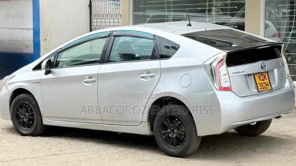 Toyota Prius 4dr Hatchback (1.8L 4cyl gas/electric hybrid CVT) 2016