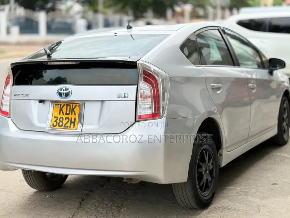 Toyota Prius 4dr Hatchback (1.8L 4cyl gas/electric hybrid CVT) 2016