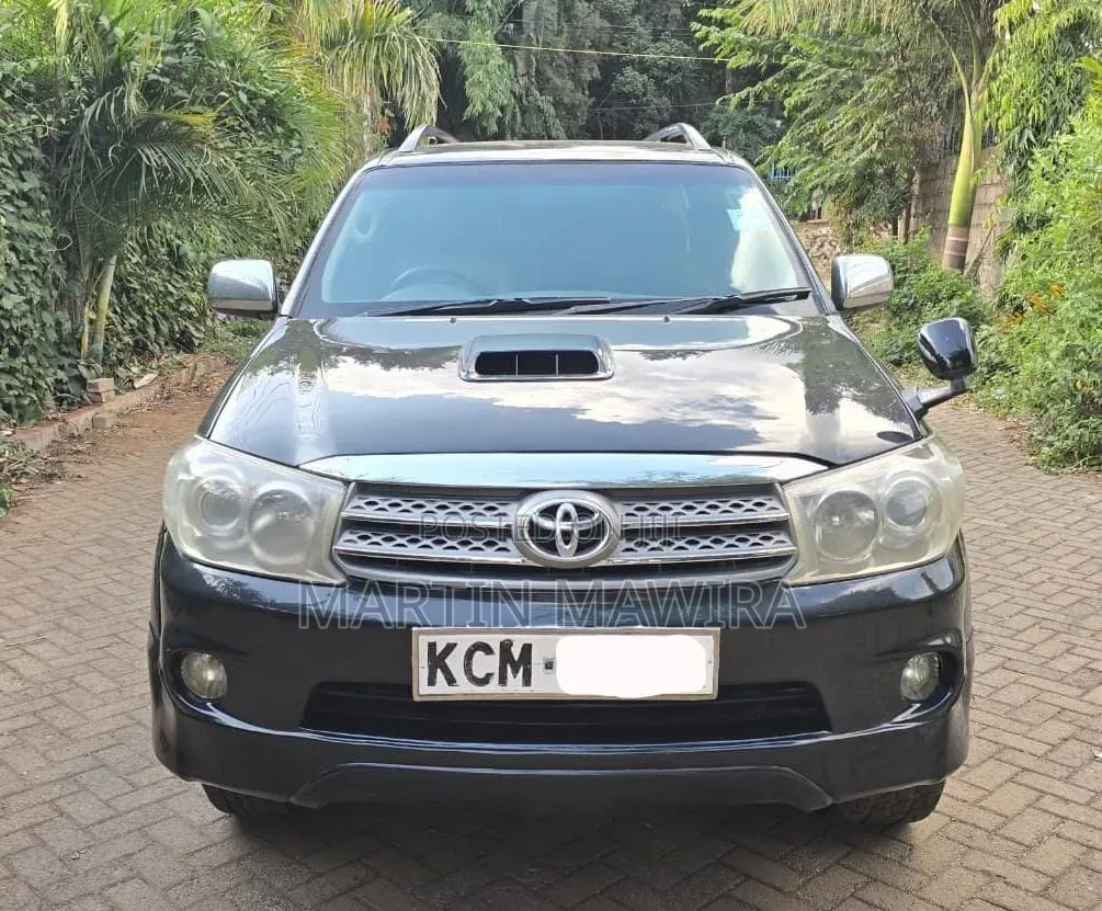 Toyota Fortuner 2010 Black