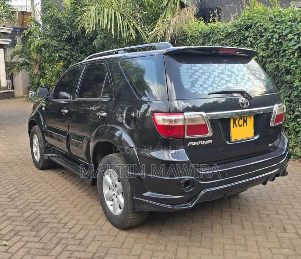 Toyota Fortuner 2010 Black
