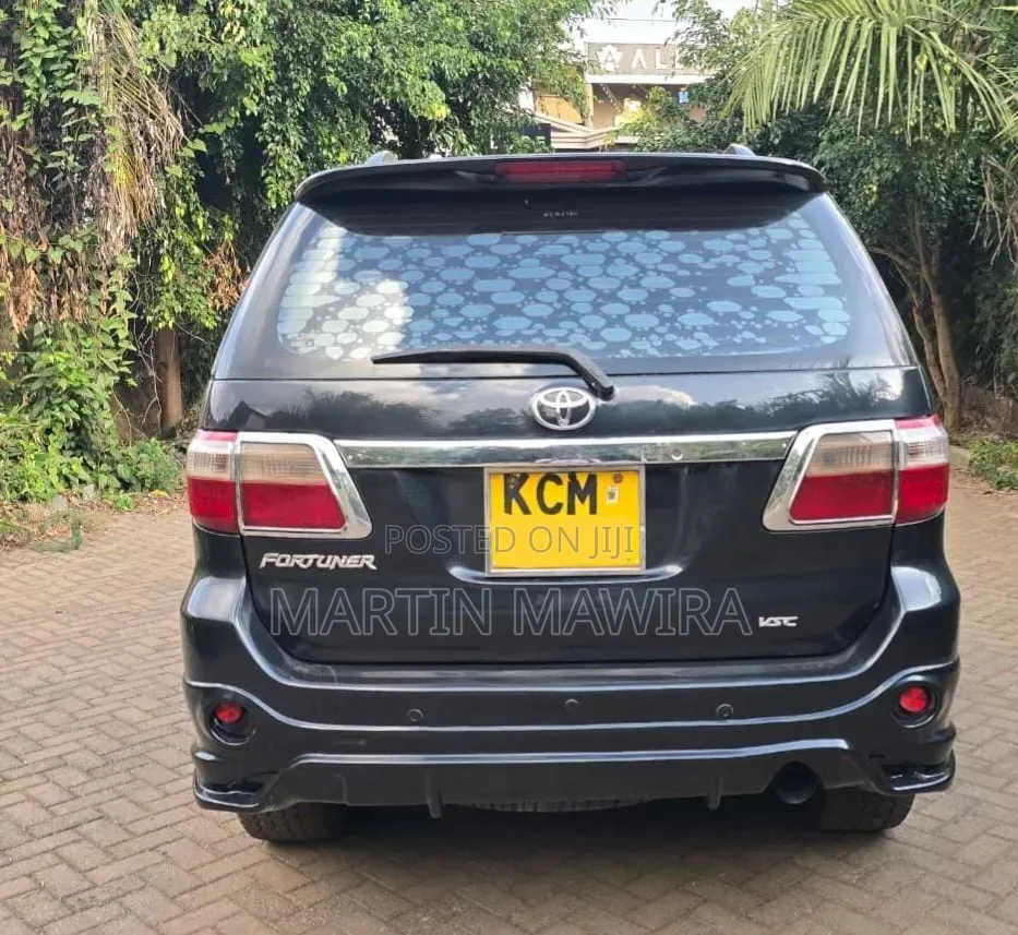 Toyota Fortuner 2010 Black