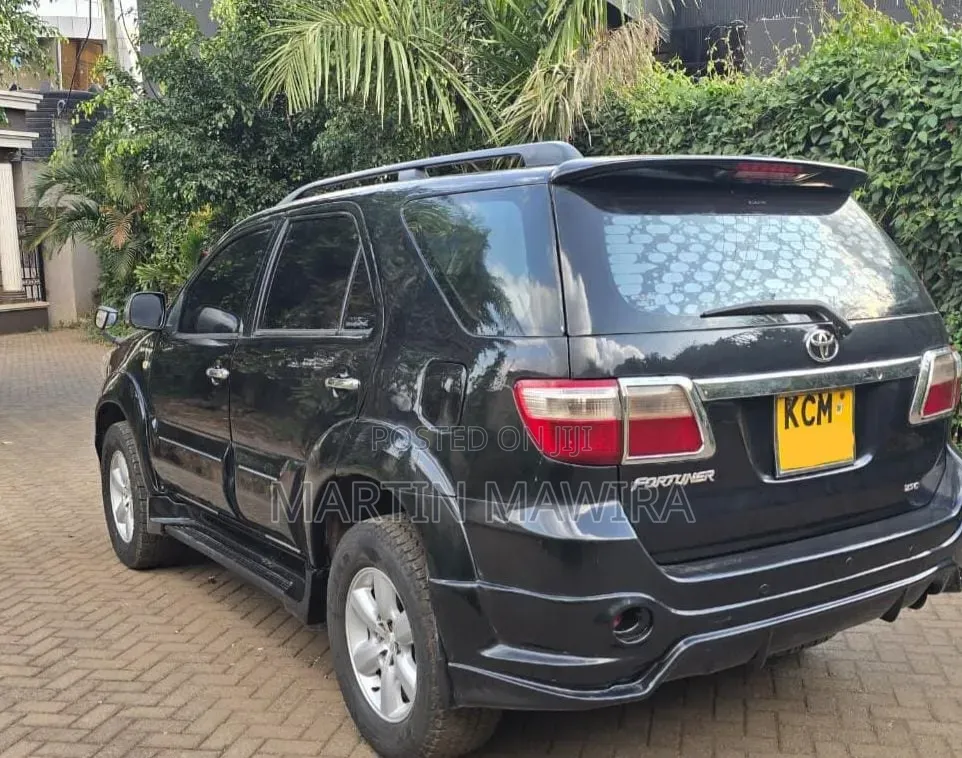 Toyota Fortuner 2010 Black