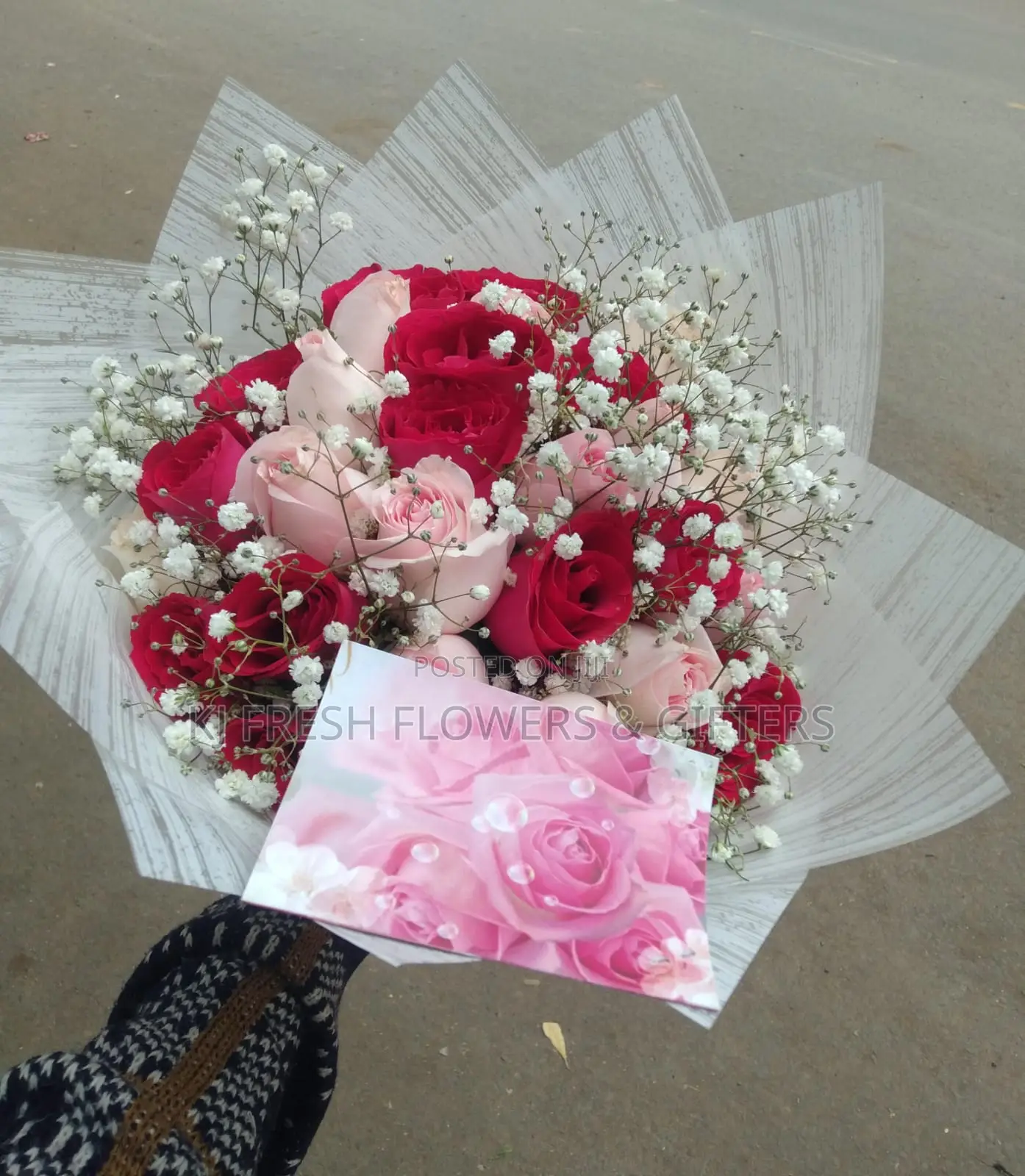 Flower Mini Bouquet- Same Day Roses Bouquet and Gifts Delivery