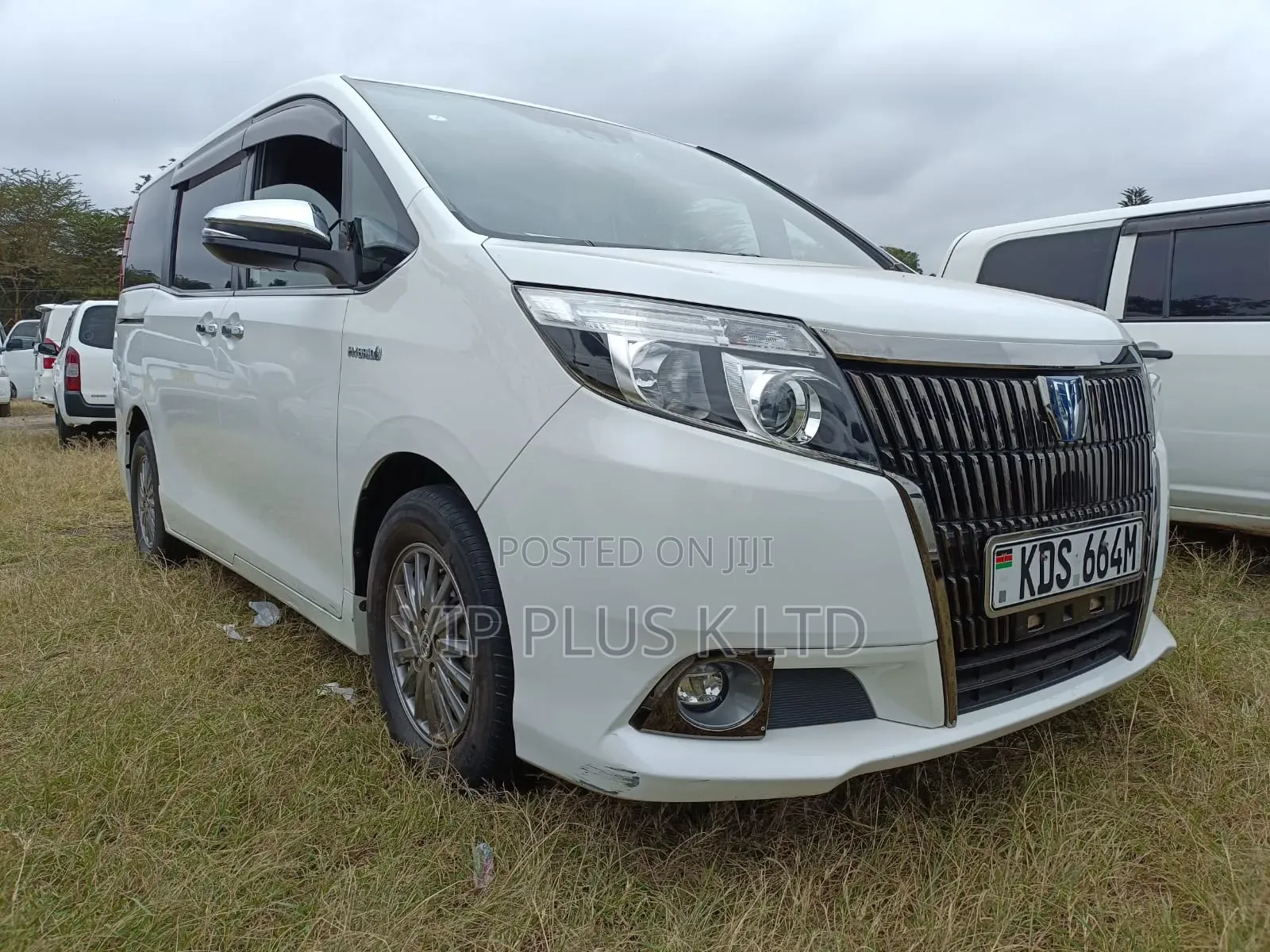 Toyota Esquire 2.0 FWD (8 seater) 2017 White