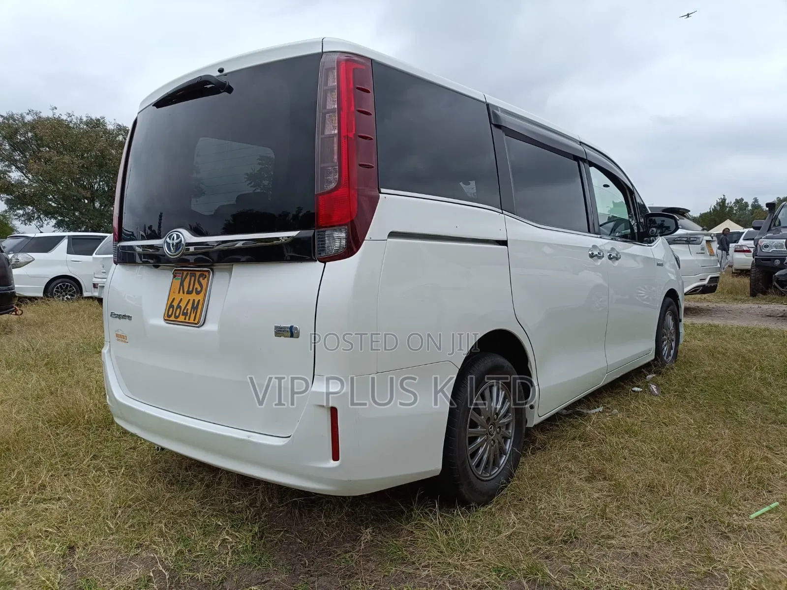 Toyota Esquire 2.0 FWD (8 seater) 2017 White