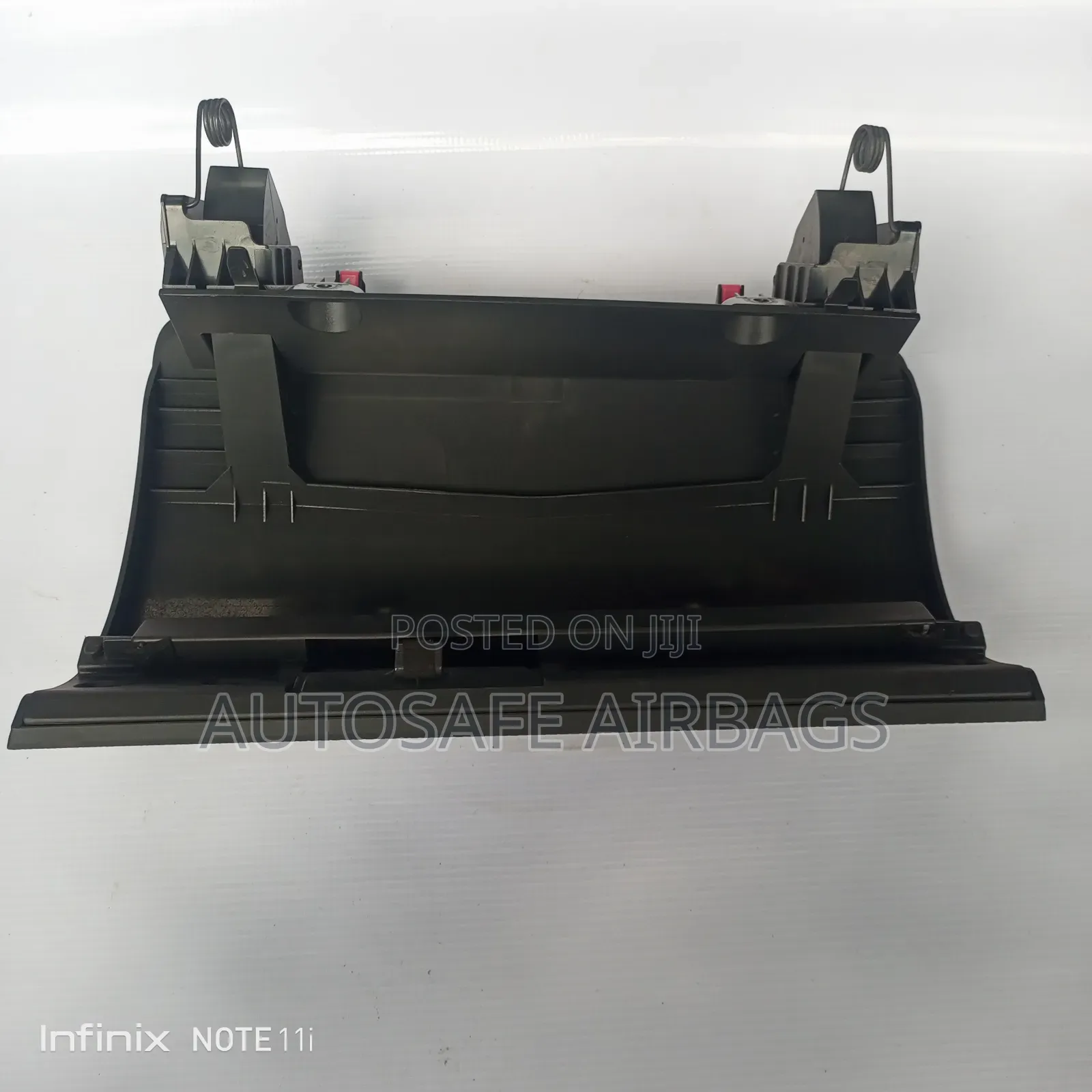 Ist Glove Box
