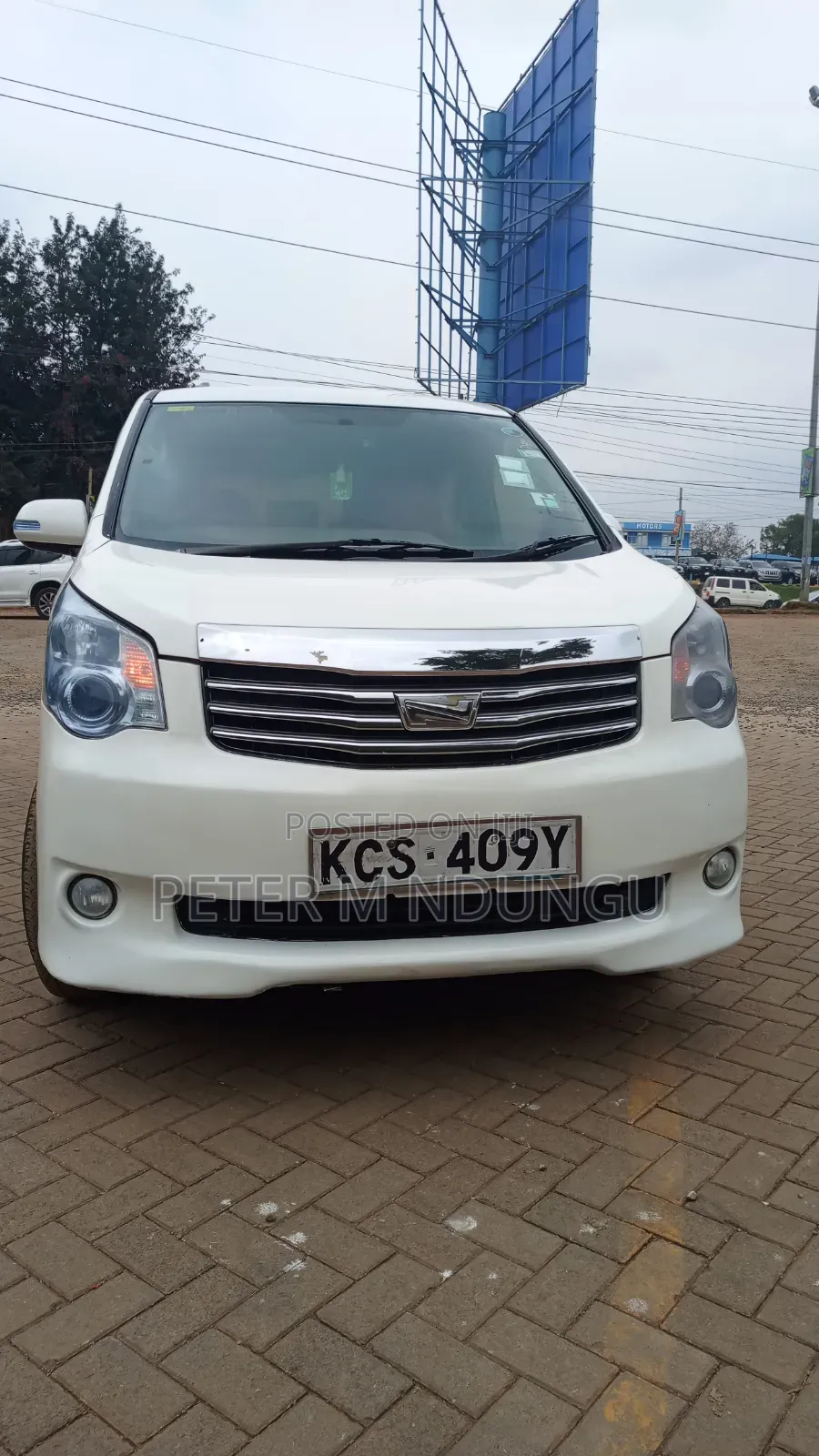 Toyota Noah 2011 White