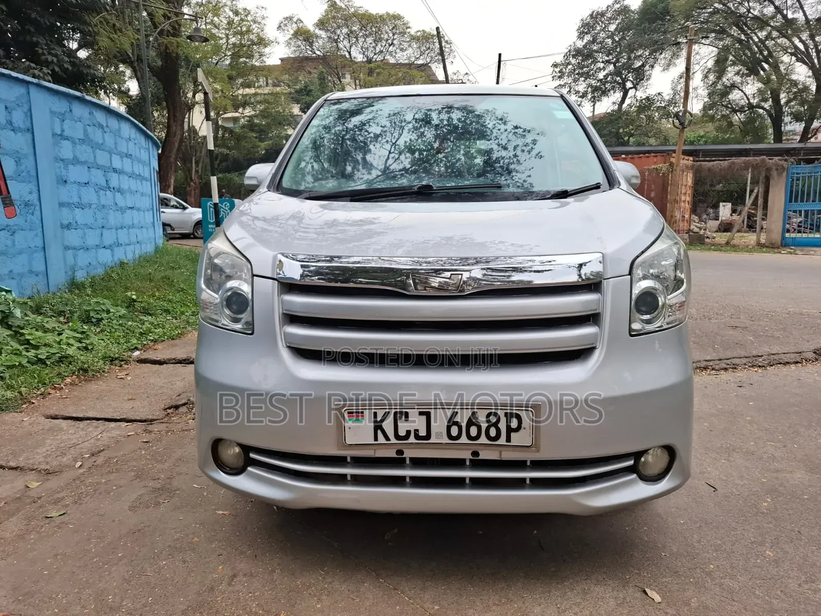 Toyota Noah 2.0 158hp FWD (8 Seater) 2009 Silver