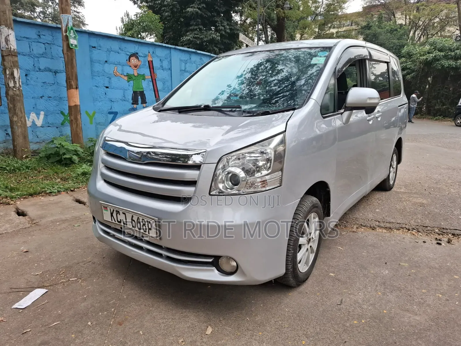 Toyota Noah 2.0 158hp FWD (8 Seater) 2009 Silver