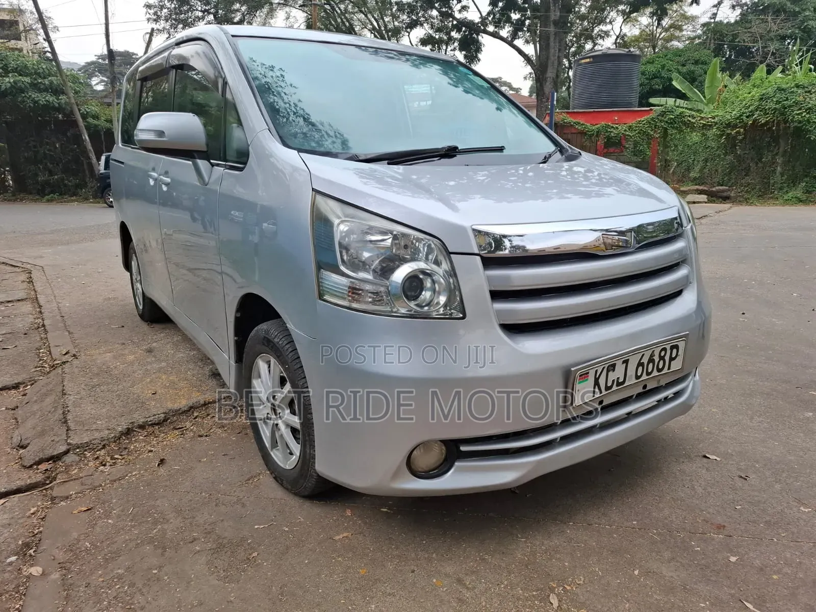 Toyota Noah 2.0 158hp FWD (8 Seater) 2009 Silver