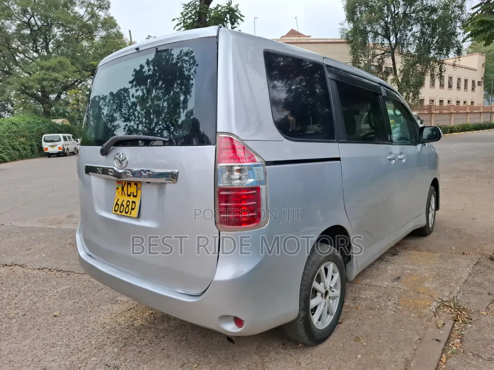 Toyota Noah 2.0 158hp FWD (8 Seater) 2009 Silver
