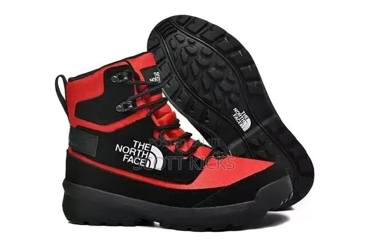 The North Face Chilkat v Cognito Waterproof Hiking Boots
