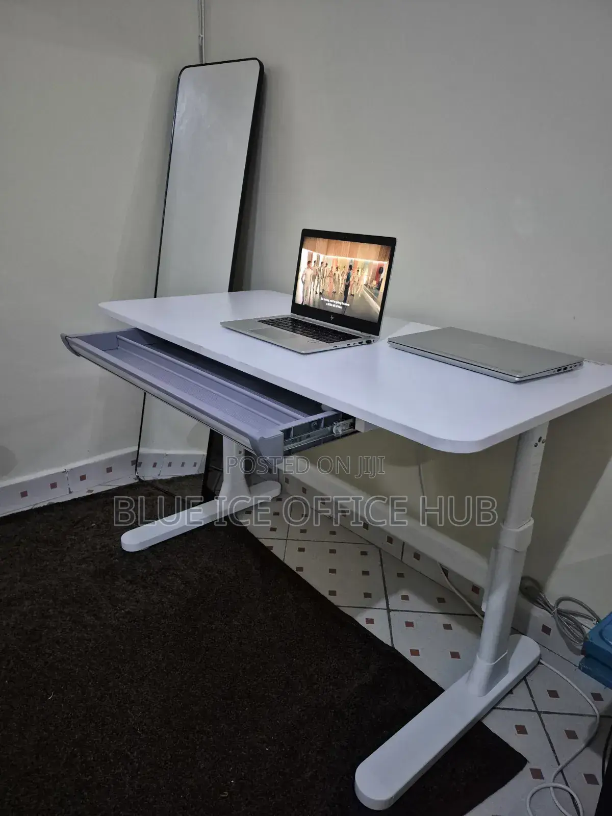 Manual 1.2m Adjustable Table