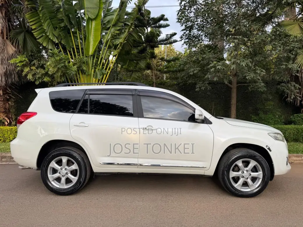 Toyota Vanguard 2013 White