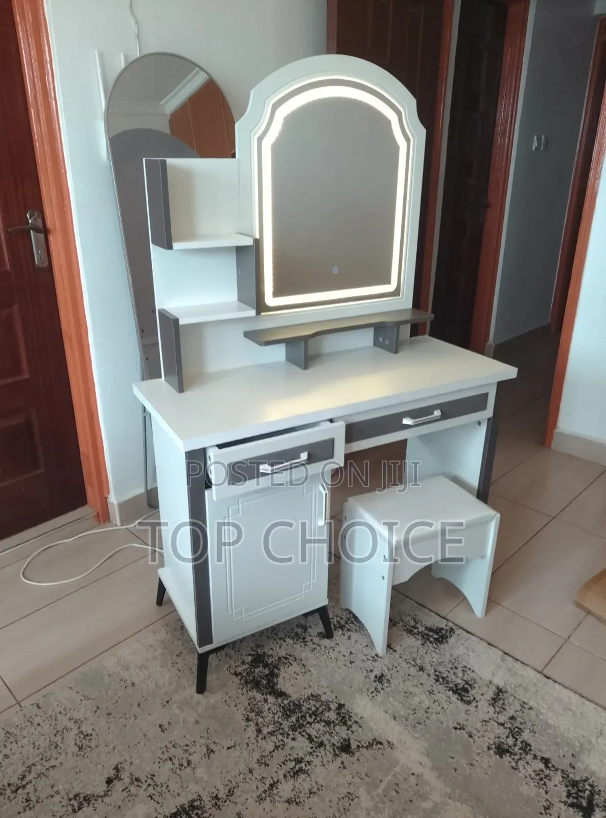 Dressing Table With Lights