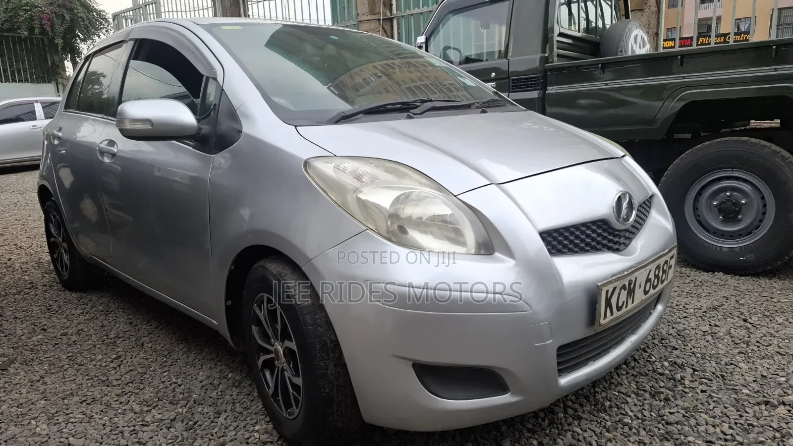 Toyota Vitz 2010 Silver