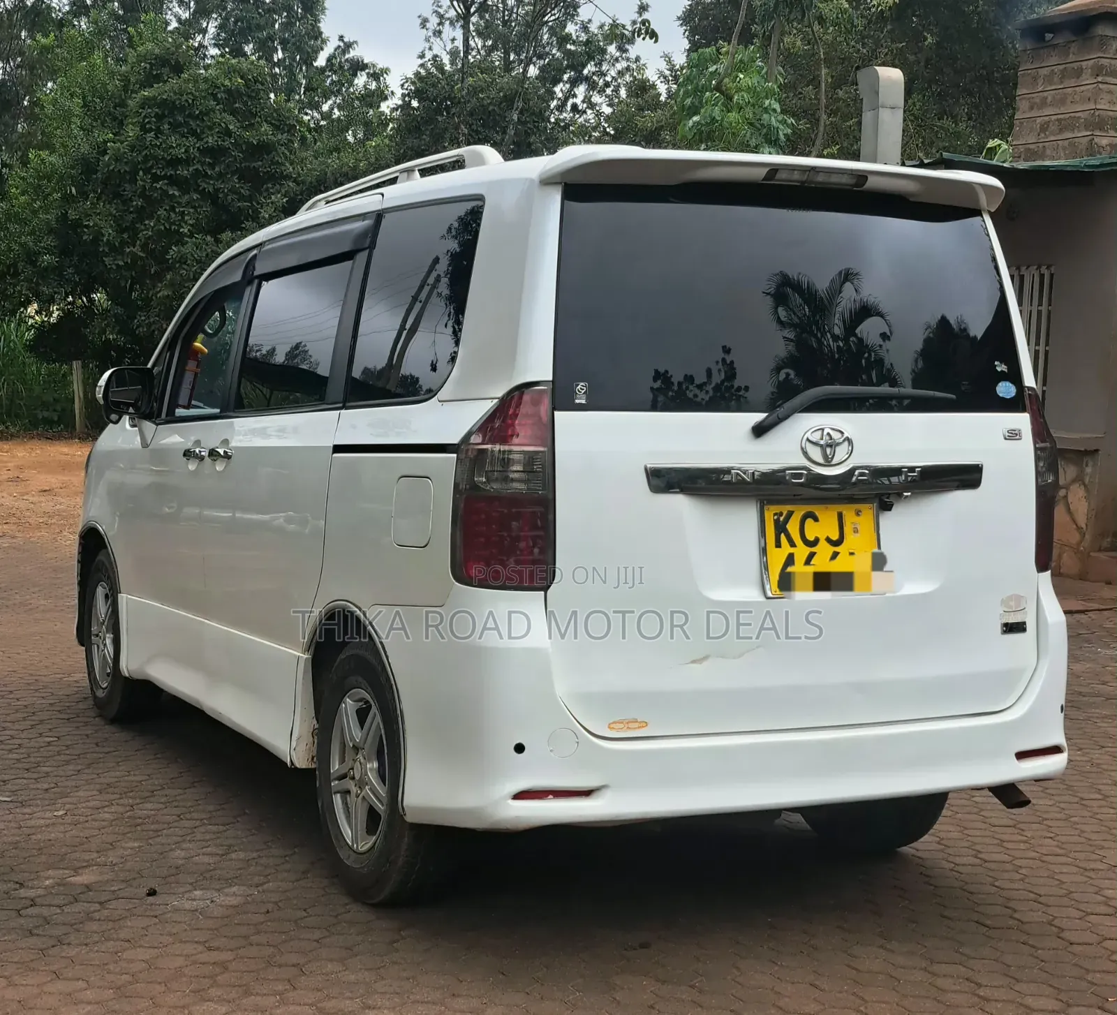 Toyota Noah 2010 White