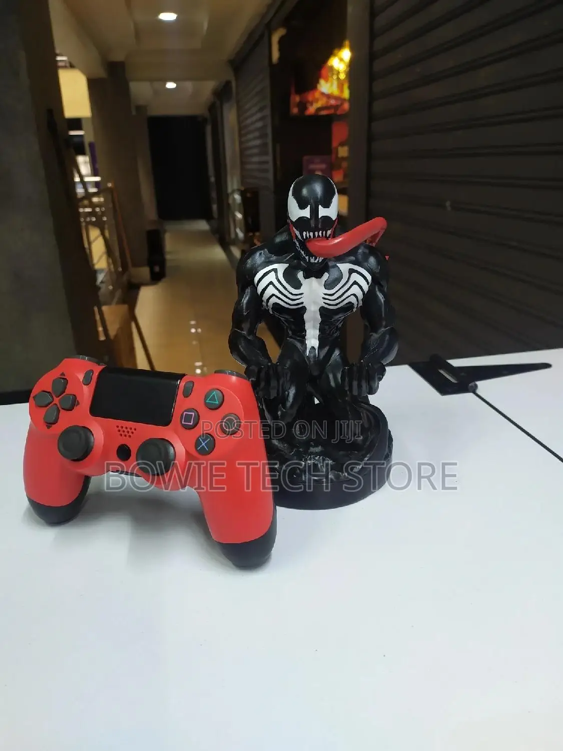 Pad Holder Venom Black Statue