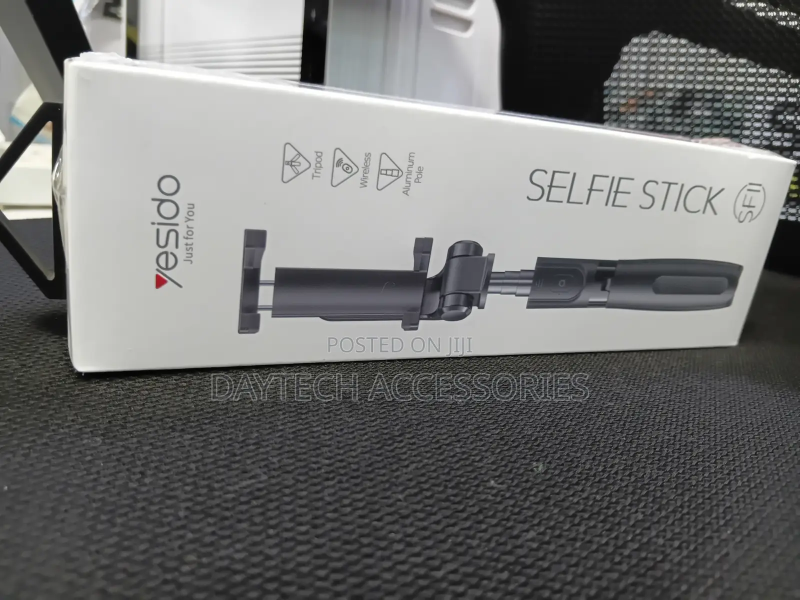 Yesido Sf11 Bluetooth Selfie Stick Wireless Remote and a Tripod Base.
